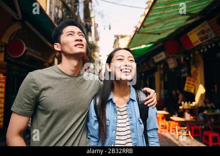 Un paio di turisti che esplorano la città di Hanoi Foto Stock