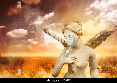 Statua dell'angelo con la mano di lavaggio con disinfettante per alcol e maschera di polvere sulla città e arido sfondo prato. Per proteggersi dall'infezione da virus Foto Stock