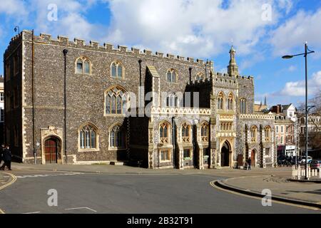 Una vista della Guildhall da St Peter's Street nel centro della città di Norwich, Norfolk, Inghilterra, Regno Unito, Europa. Foto Stock