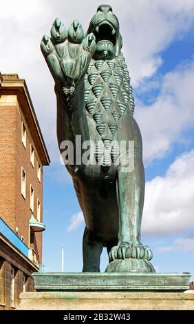 Una vista di una scultura di un leone passante fuori dall'entrata al Municipio a Norwich, Norfolk, Inghilterra, Regno Unito, Europa. Foto Stock
