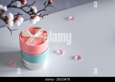 Set di scatole regalo in tonalità pastello con fiori delicati. Presente per la Giornata della mamma e la Giornata Internazionale della Donna Foto Stock