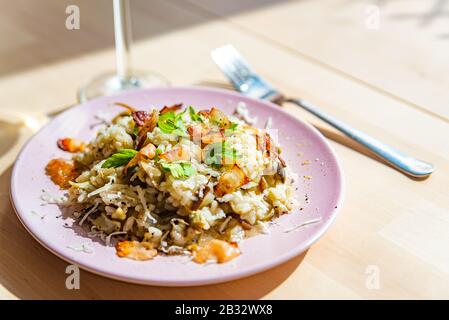 il risotto al carciofo è un tradizionale caposaldo della cucina italiana, preparato con ingredienti biologici Foto Stock