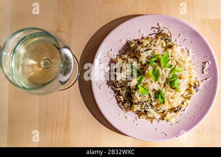 il risotto al carciofo è un tradizionale caposaldo della cucina italiana, preparato con ingredienti biologici Foto Stock