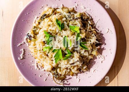 il risotto al carciofo è un tradizionale caposaldo della cucina italiana, preparato con ingredienti biologici Foto Stock