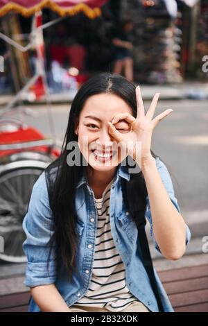 Ritratto di donna felice che mostra segno ok Foto Stock