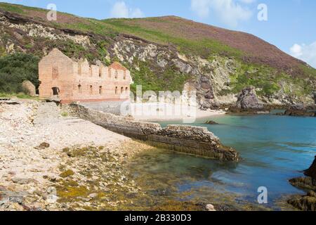 I mattoni abbandonati a Porth Wen sull'Isola di Anglesey, Galles Foto Stock