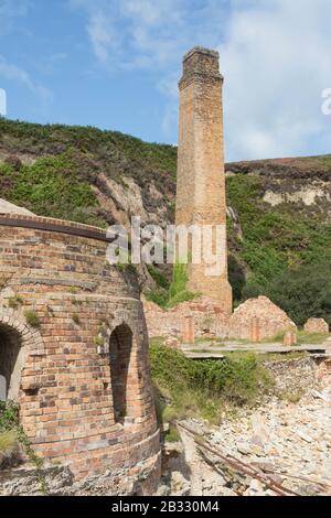 I mattoni abbandonati a Porth Wen sull'Isola di Anglesey, Galles Foto Stock