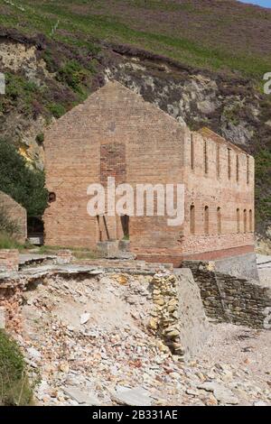 I mattoni abbandonati a Porth Wen sull'Isola di Anglesey, Galles Foto Stock