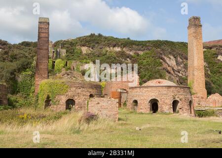 I mattoni abbandonati a Porth Wen sull'Isola di Anglesey, Galles Foto Stock