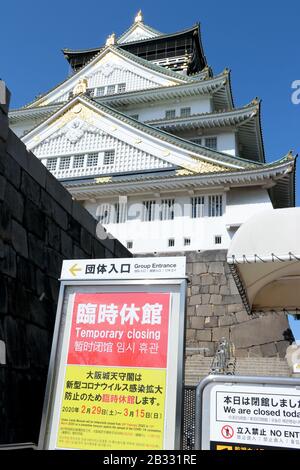 Un avviso che informa la chiusura temporanea è visibile al Castello di Osaka, in Giappone, il 3 marzo 2020, in mezzo alla nuova diffusione del coronavirus. Credito: Aflo/Alamy Live News Foto Stock