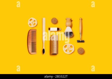 Accessori ecologici per la cura del corpo maschile su sfondo giallo. Foto Stock