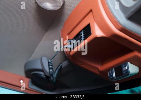 Walkie-talkie mobile sul soffitto di un camion con un microfono e una stazione radio per la comunicazione con la polizia di emergenza, ambulanza e vigili del fuoco Foto Stock