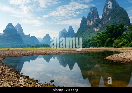 vista sul fiume yulong, vicino a xingping, cina Foto Stock