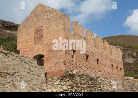 I mattoni abbandonati a Porth Wen sull'Isola di Anglesey, Galles Foto Stock