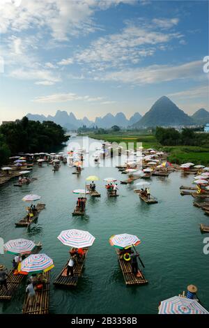 Vista del fiume li con zattera di bambù, a Yangshuo, cina Foto Stock