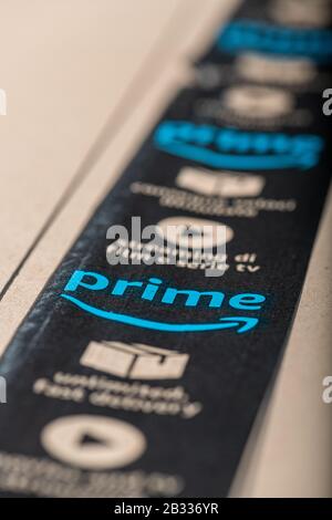 Parigi, Francia - Febbraio, 20, 2020 : il logotipo di Amazon prime stampato su nastro di scotch di sicurezza della scatola di cartone. Amazon prime è un servizio di Amazon che Foto Stock
