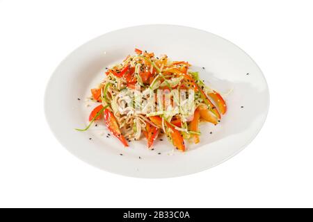 Insalata con carne, pollo, maiale, pepe, tagliatelle, frecce all'aglio, cipolle verdi, pomodoro, carote, zucchine, semi di sesamo su piastra, backgro isolato bianco Foto Stock