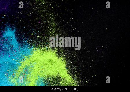 esplosione della polvere di colore su sfondo nero. Nuvola di colori malva. Foto Stock