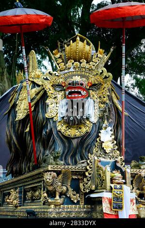 Scultura in legno di Barong nel tempio indù di Bali-Indonesia Foto Stock