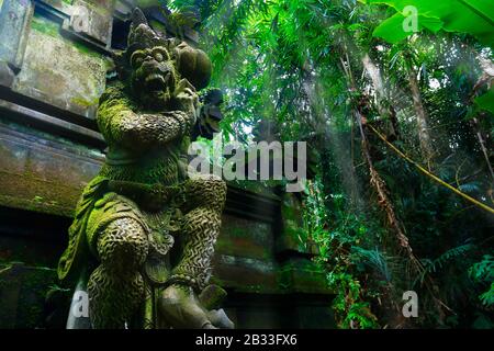 Statua scolpita in pietra di Barong nel tempio indù a Bali-Indonesia Foto Stock