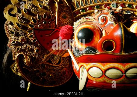 Scultura in legno di Barong nel tempio indù di Bali-Indonesia Foto Stock