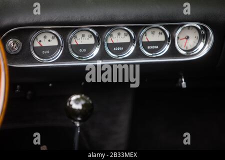 Colpo di primo piano a colori di orologio, livello del carburante e termometro sul cruscotto di un'auto d'epoca. Foto Stock