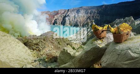 FUMO DI ZOLFO SUL VULCANO KAWAH IJEN A JAVA ISLAND-INDONESIA Foto Stock