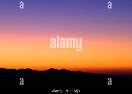 Alba sulla catena montuosa della Sierra Tejeda nella regione di Axarquia in Andalusia, Spagna Foto Stock