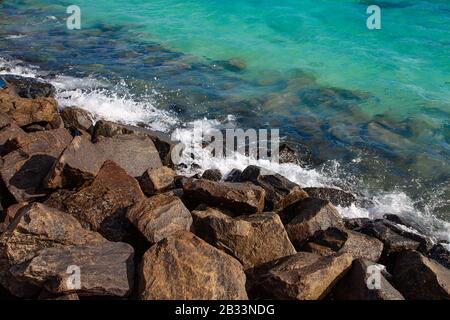 Maldive isole roccia baia con le onde oceaniche Foto Stock