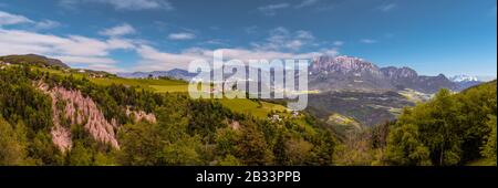 Vista panoramica delle piramidi di terra, Piramidi di terra a Ritten, alpi di Bolzano, Longomoso, Alto Adige, Italia Foto Stock