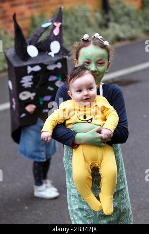 Chichester, Regno Unito. 04th Mar, 2020. World Book Day 2020 - Chichester, West Sussex, Regno Unito. Isabelle, 8, come Fungus il Bogeyman, Firenze, 4, e la leggenda del Black Rock e Oscar, 5m, come Spot il cane. Tutti Celebrano La Giornata Mondiale Del Libro 2020. Mercoledì 4th Marzo 2020 Credito: Sam Stephenson/Alamy Live News Foto Stock