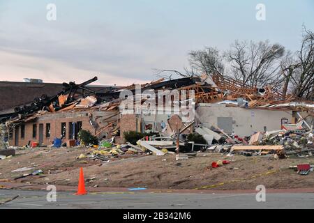 Nashville, Tennessee, Stati Uniti. 3rd Mar 2020. Distruzione della Donelson Christian Academy a seguito di un mortale tornado Martedì, 3 marzo 2020, a Nashville, Tennadoes Tennadoes strappato in Tennessee primi Martedì, distruggendo edifici e uccidendo più persone. (Foto Di Ios/Espa-Images) Credito: Agenzia Fotografica Europea Per Lo Sport/Alamy Live News Foto Stock