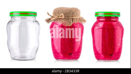 Il Vaso di marmellata rossa con coperchio verde, isolato su sfondo bianco Foto Stock