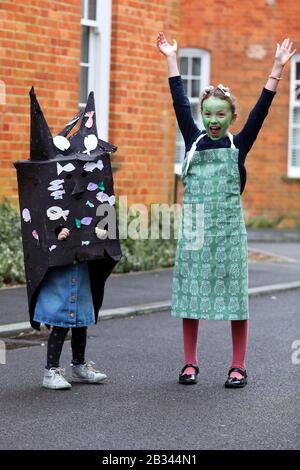 Chichester, Regno Unito. 04th Mar, 2020. World Book Day 2020 - Chichester, West Sussex, Regno Unito. Isabelle, 8, come Fungus il Bogeyman, Firenze, 4, e la leggenda del Black Rock e Oscar, 5m, come Spot il cane. Tutti Celebrano La Giornata Mondiale Del Libro 2020. Mercoledì 4th Marzo 2020 Credito: Sam Stephenson/Alamy Live News Foto Stock