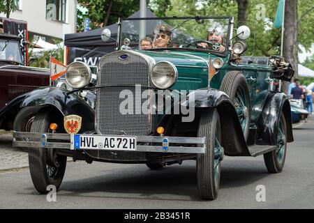 Welfenallee, Berlino, Germania - 16 giugno 2018: Una cabina Ford verde all'annuale Oldtimer di Frohnau Foto Stock