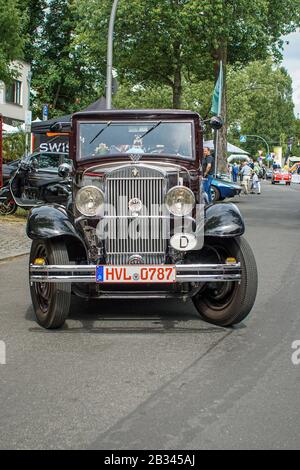 Welfenallee, Berlino, Germania - 16 giugno 2018: Una vettura Wanderer rossa e nera al meeting annuale Oldtimer di Frohnau Foto Stock