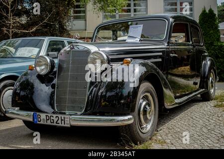 Welfenallee, Berlino, Germania - 16 giugno 2018: Una Mercedes Benz vintage nera al meeting annuale della Oldtimer a Frohnau Foto Stock