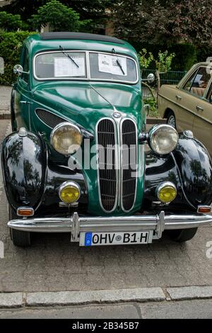 Welfenallee, Berlino, Germania - 16 giugno 2018: Una BMW verde e nera al meeting annuale della Oldtimer a Frohnau Foto Stock