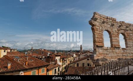 All'interno si trova l'Arena di Verona, un antico anfiteatro romano di Verona Foto Stock