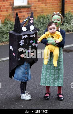 Chichester, Regno Unito. 04th Mar, 2020. World Book Day 2020 - Chichester, West Sussex, Regno Unito. Isabelle, 8, come Fungus il Bogeyman, Firenze, 4, e la leggenda del Black Rock e Oscar, 5m, come Spot il cane. Tutti Celebrano La Giornata Mondiale Del Libro 2020. Mercoledì 4th Marzo 2020 Credito: Sam Stephenson/Alamy Live News Foto Stock