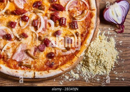 Pizza appena cotta sul tavolo di legno con salsa all'aglio e salsa di pomodoro Foto Stock