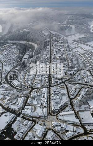 , vista dell'inverno in strada Am Waltenberg, 26.01.2013, vista aerea, Germania, Renania Settentrionale-Vestfalia, Sauerland, Winterberg Foto Stock