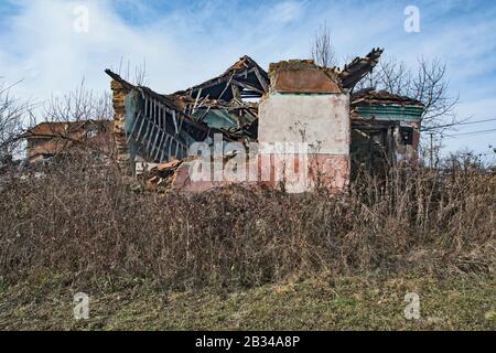 Una rovina vecchia casa in rovina che è collassata. Foto Stock