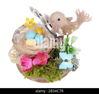 Nido di Pasqua fatto a mano con corda di lino divertente papa uccello e uova. Isolato su bianco studio macro shot Foto Stock