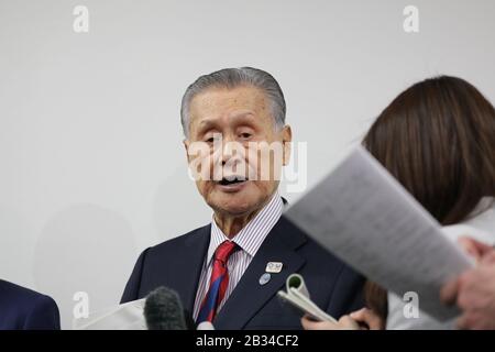 (200304) -- TOKYO, 4 marzo 2020 Mori Yoshiro, presidente del Comitato Organizzatore dei Giochi Olimpici e Paralimpici di Tokyo (Tokyo 2020), parla in un huddle mediatico dopo aver partecipato all'incontro del Comitato Esecutivo del CIO via visio a Tokyo, Giappone, 4 marzo 2020. (Xinhua/Du Xiaoyi) Foto Stock