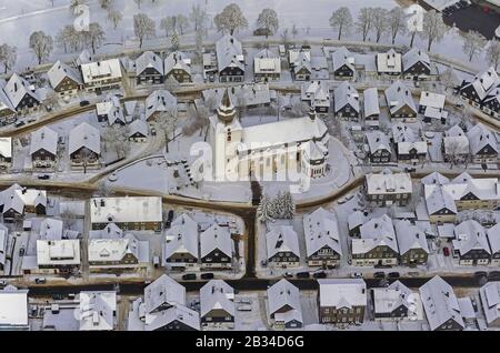 , centro città di Winterberg con la chiesa di St. Jakobus, 26.01.2013, vista aerea, Germania, Renania Settentrionale-Vestfalia, Sauerland, Winterberg Foto Stock