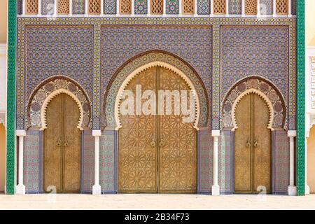 Le porte principali del Palazzo reale, Fes, Marocco Foto Stock