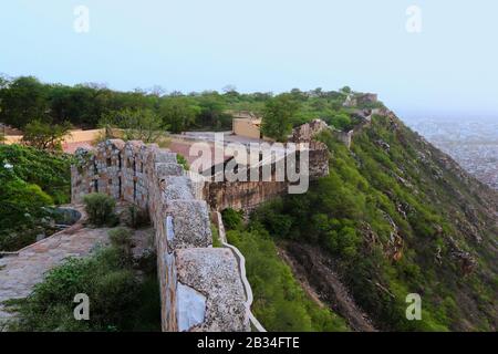 Nahargarh fort affacciato sulla parete Jaipur, Rajasthan, India Foto Stock