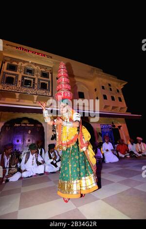 7 Luglio 2018, Jaipur, Rajasthan, India. Bhavai danza. Gli esecutori femminili bilanciano i vasi di terra o le brocche di ottone mentre ballano Foto Stock