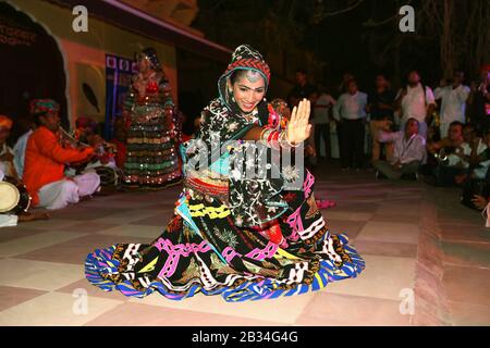 7 Luglio 2018, Jaipur, Rajasthan, India. Ballerina femminile in abito colorato che si profila a Sheesh Mahal Foto Stock